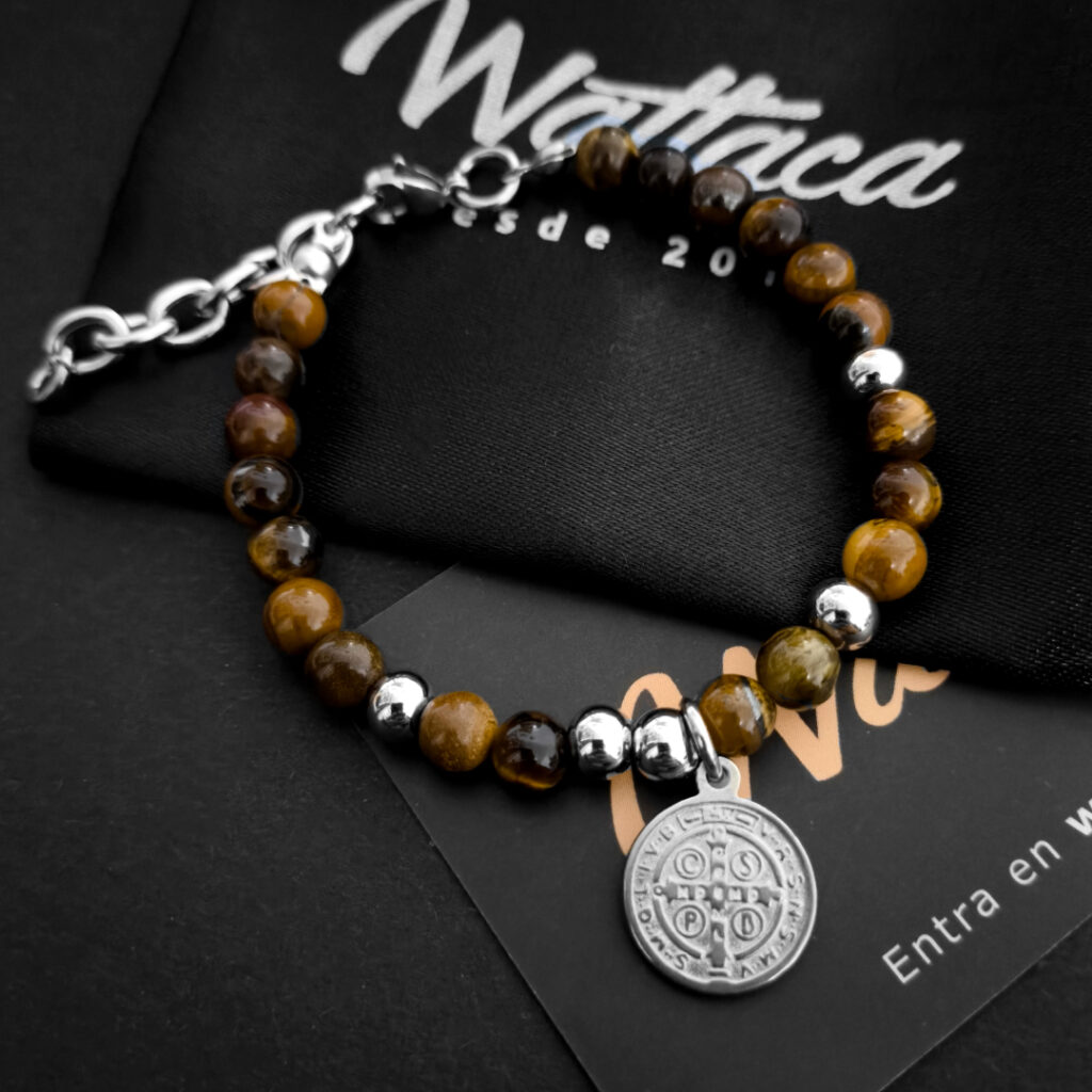 Pulsera Medalla San Benito y piedra ojo de tigre en Wattaca Lima Perú