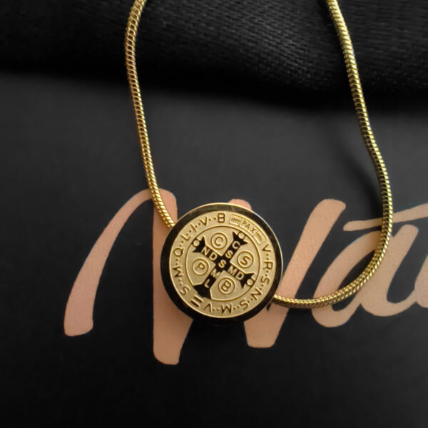 Collar Cruz de San Benito Minimalista Gold Acero Inoxidable – Colección Mujer