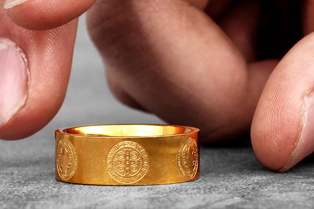 Anillo San Benito en acero dorado Wattaca Lima Perú